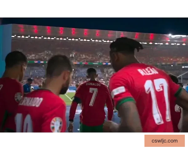 中国女球迷偶遇C罗通道合影